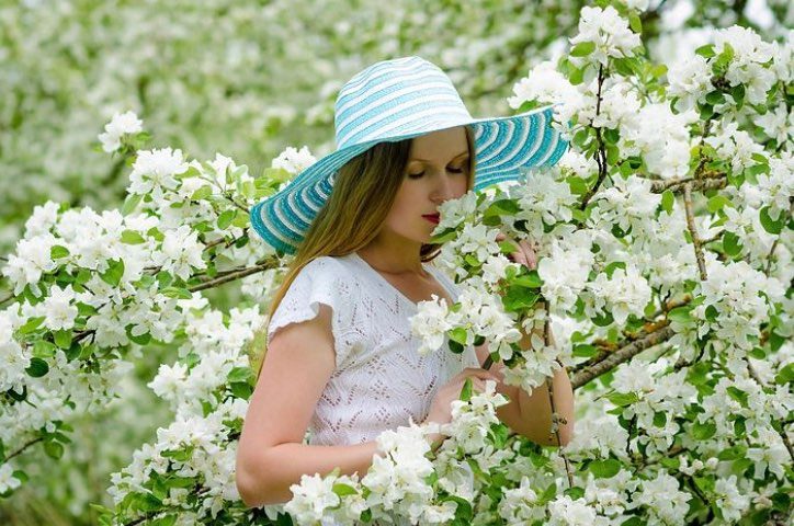 Devojka miriše cveće