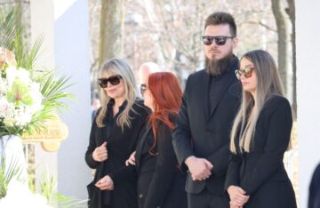 Zorica Brunclik na sahrani Saše Popovića svet portal svet
