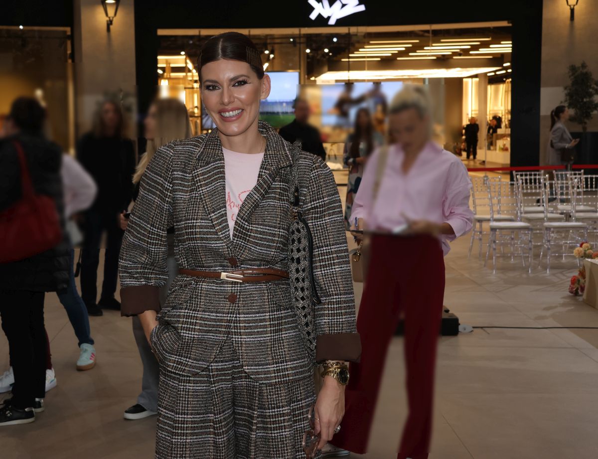 Tamara Dragićević u kariranom kompletu na reviji poznatih